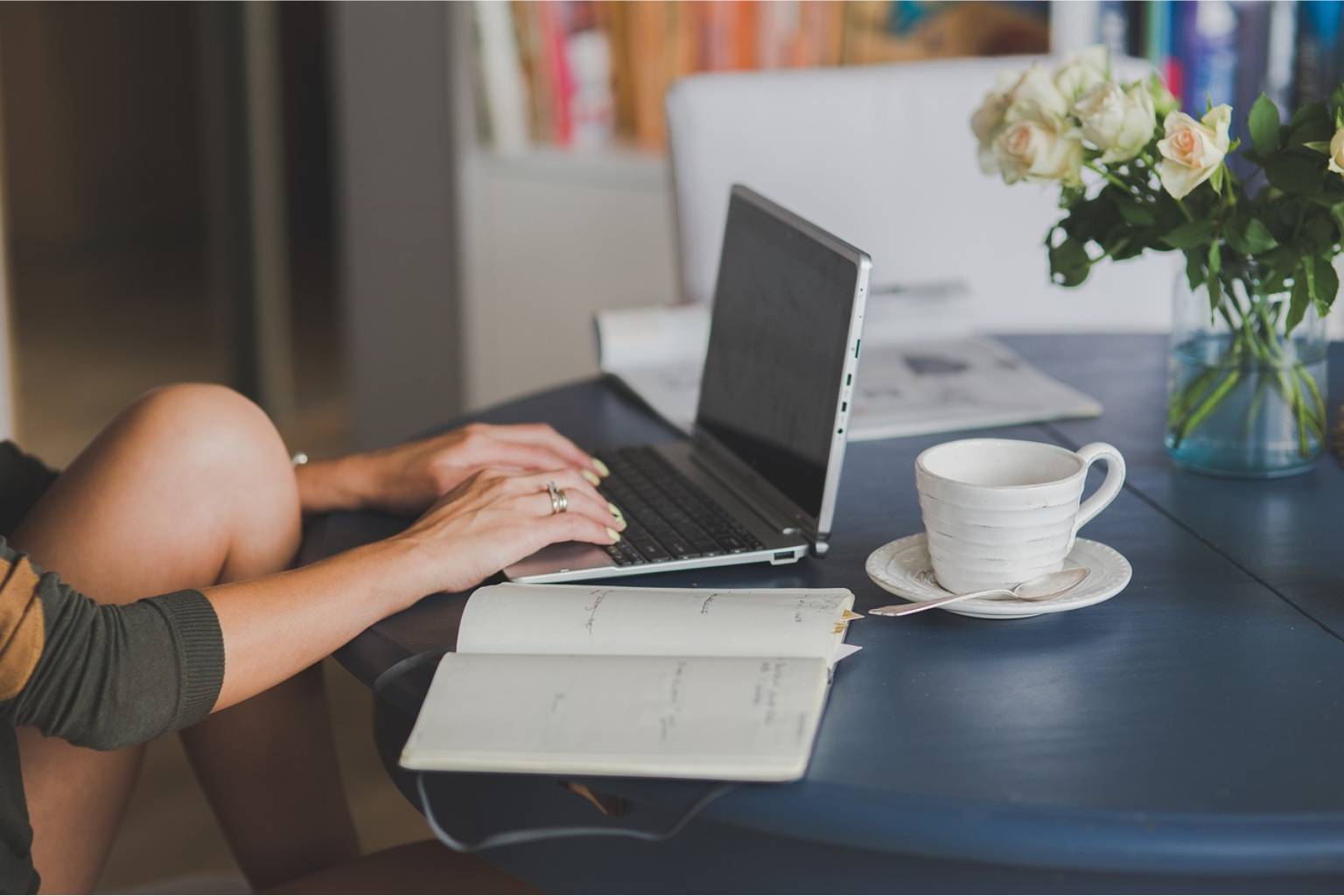 Trabalhar em casa pela internet no modelo home office é cada vez mais comum.